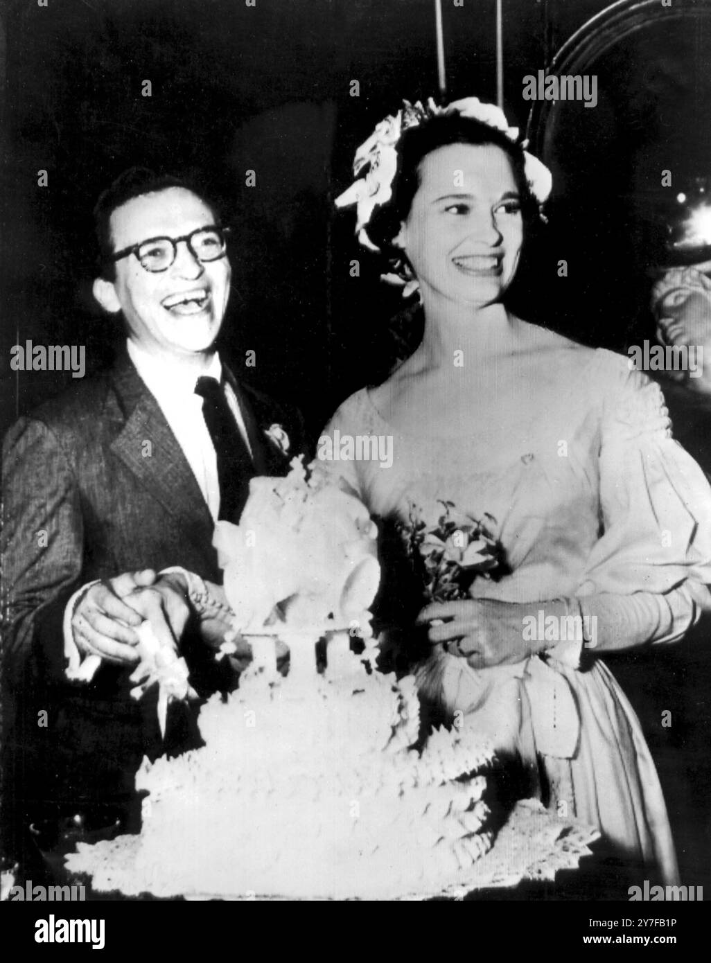 Actress Gloria Vanderbilt marries for the third time. Husband is actor