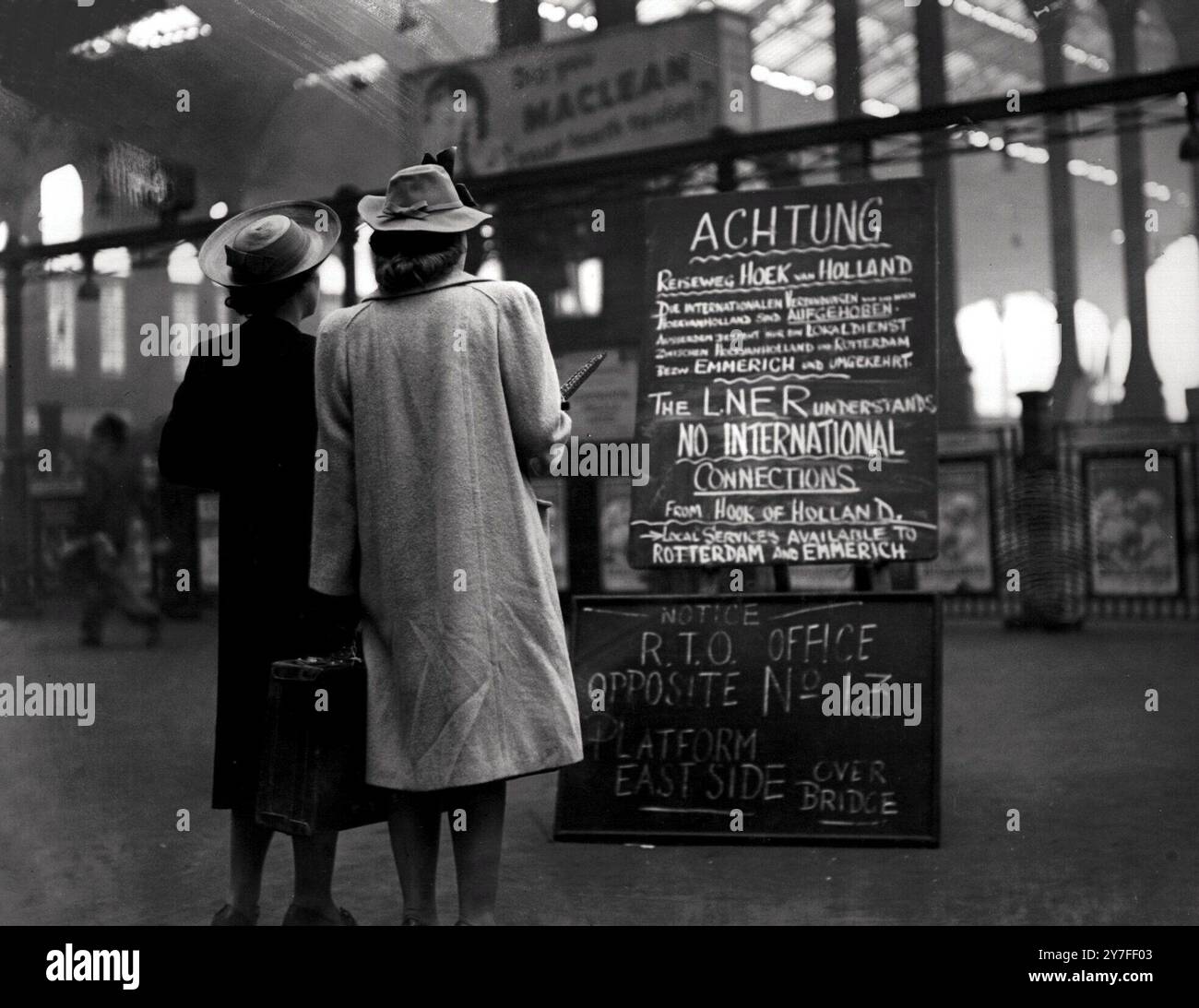 War Crisis 1939 - German notice at Liverpool Street Station stating facilities for those returning home. 30th August 1939 Stock Photo