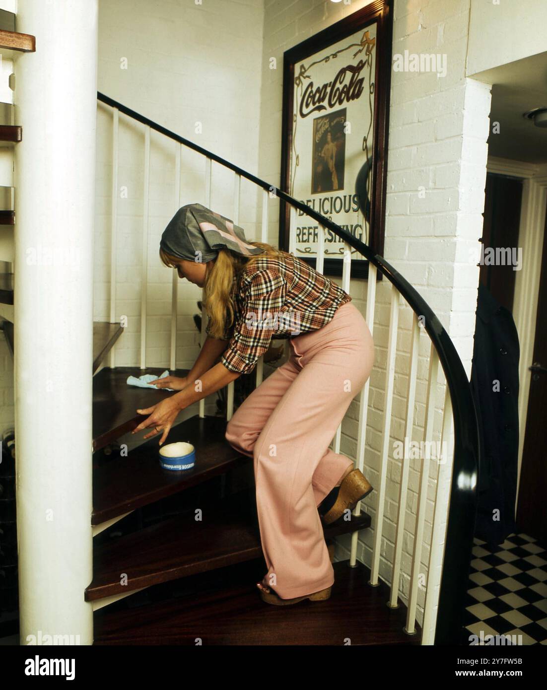 Housewife 1970s hi-res stock photography and images - Alamy