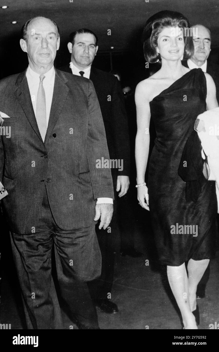 JACQUELINE JACKIE KENNEDY WITH ADLAI STEVENSON AT UN UNITED NATIONS CONCERT  IN NEW YORK / ; 1 JANUARY 1965 Stock Photo - Alamy