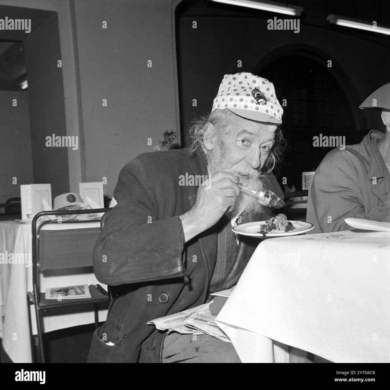 HOMELESS PEOPLE TRAMPS ENJOYS CHRISTMAS PUDDING PARTY FOR MEN OF THE ROAD IN LONDON  ;  22 DECEMBER 1964 Stock Photo