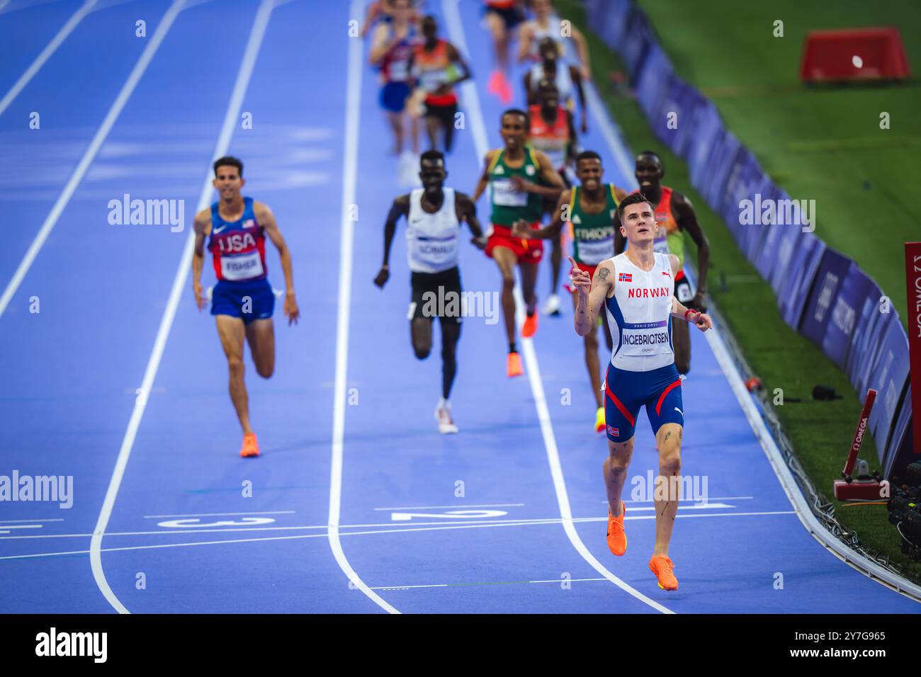 Jakob Ingebrigtsen winning in the 5000 meters at the Paris 2024 Olympic ...