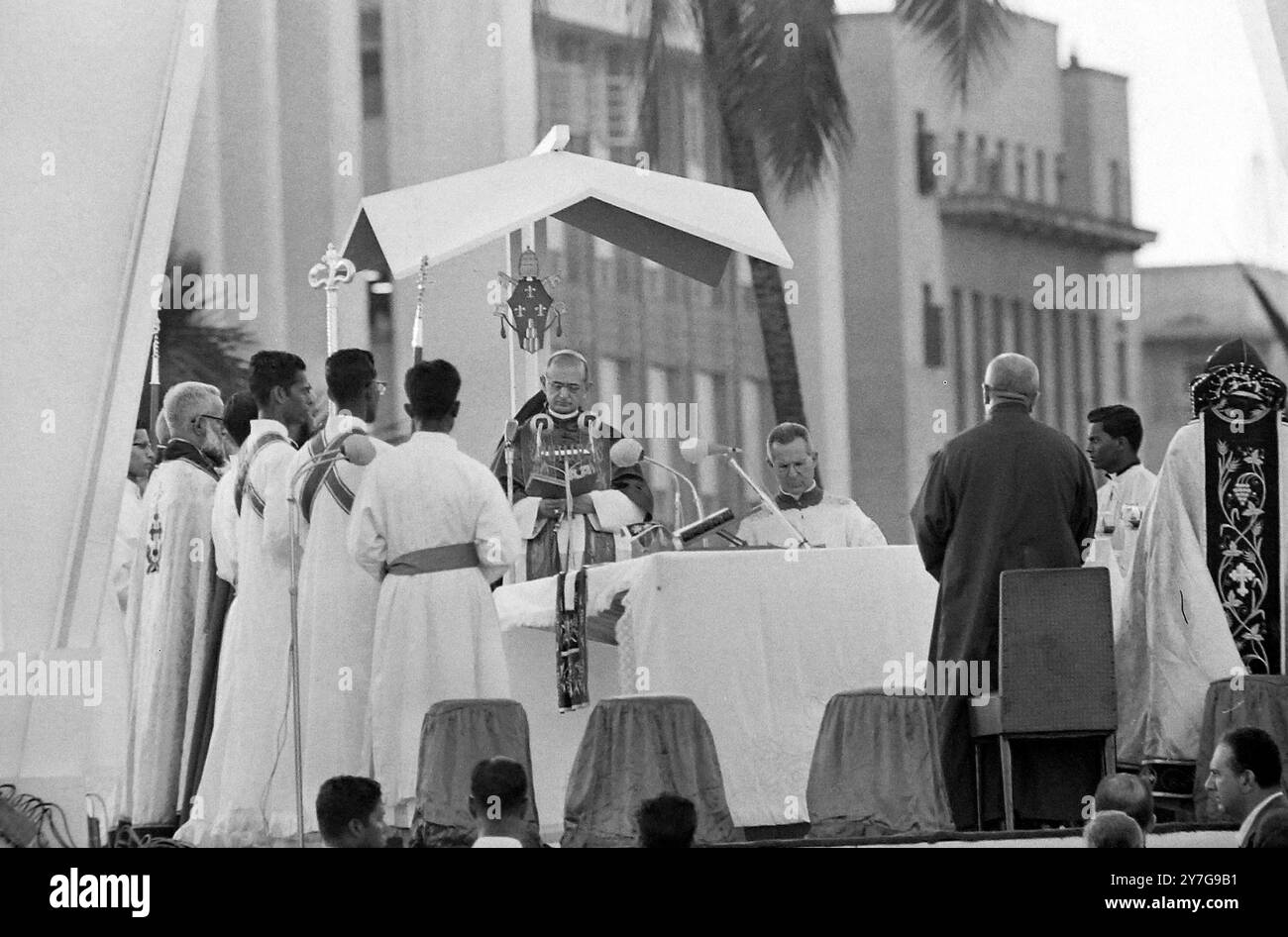 Malankara Rite POPE PAUL VI AT BOMBAY OVAL INTERNATIONAL EUCHARISTIC CONGRESS IN INDIA ...