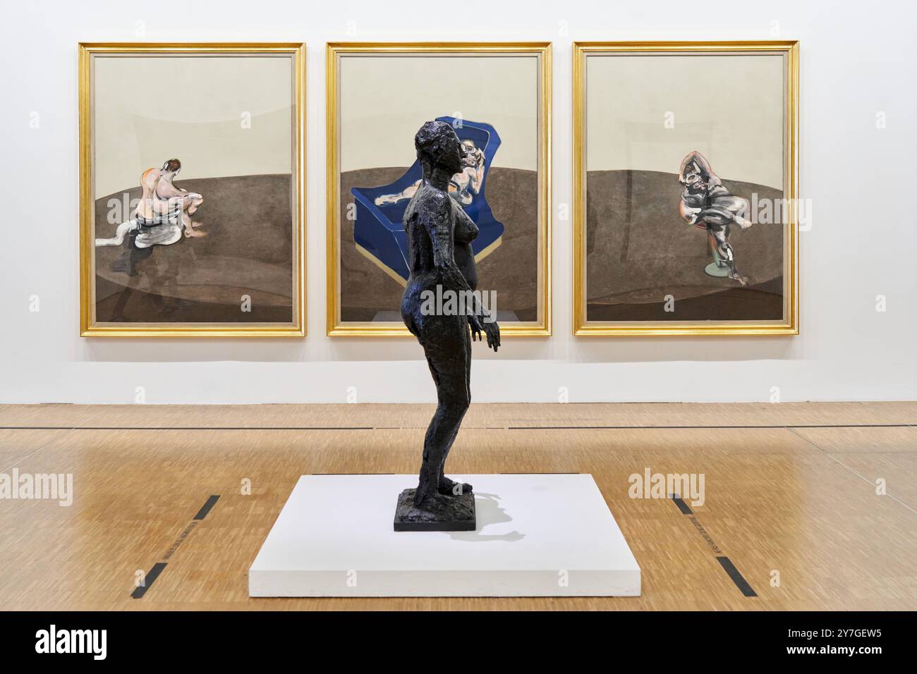 Sculpture of three figures hi-res stock photography and Sculpture of three figures hi-res stock photography and