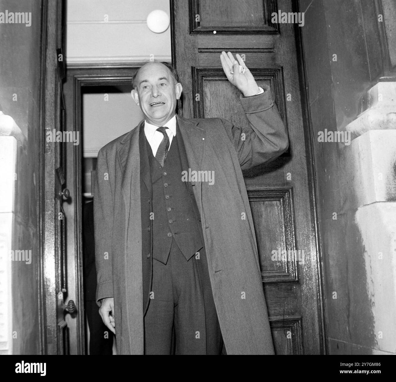 PATRICK GORDON WALKER MEETS HAROLD WILSON AT NO 10 DOWNING STREET IN LONDON /  ;  17 OCTOBER 1964 Stock Photo