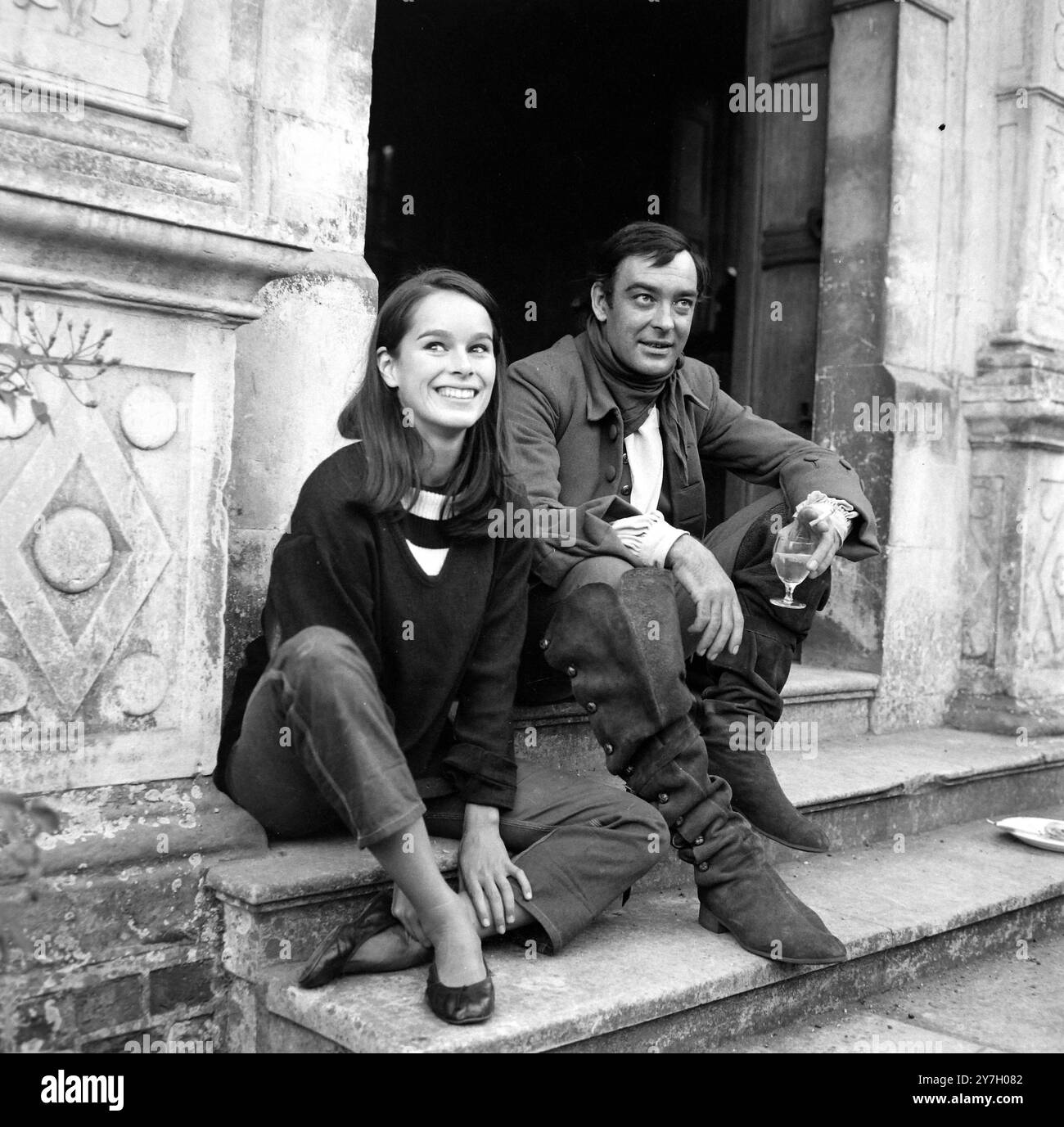 RICHARD JOHNSON WITH GERALDINE CHAPLIN ON SET OF MOLL FLANDERS IN CHILHA, MKENT /  ;  10 SEPTEMBER 1964 Stock Photo