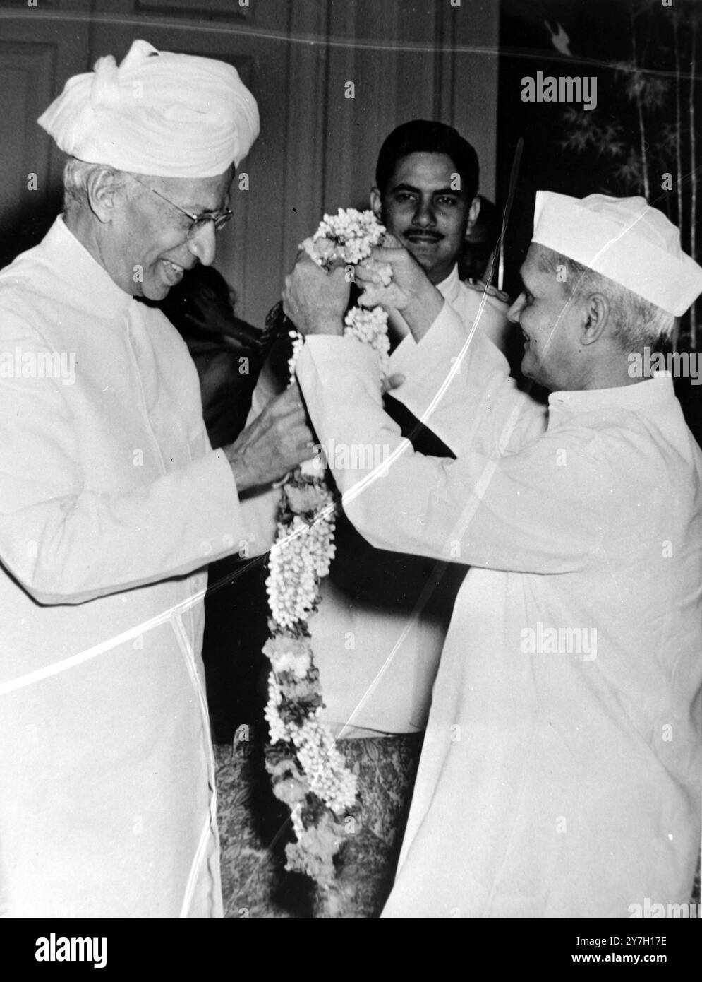 BIRTHDAYS SHASTRI LAL INDIAN PREMIER GARLANDS FROM SARVEPALLI RADHAKRISHNAN IN NEW DELHI, INDIA ;  7 SEPTEMBER 1964 Stock Photo