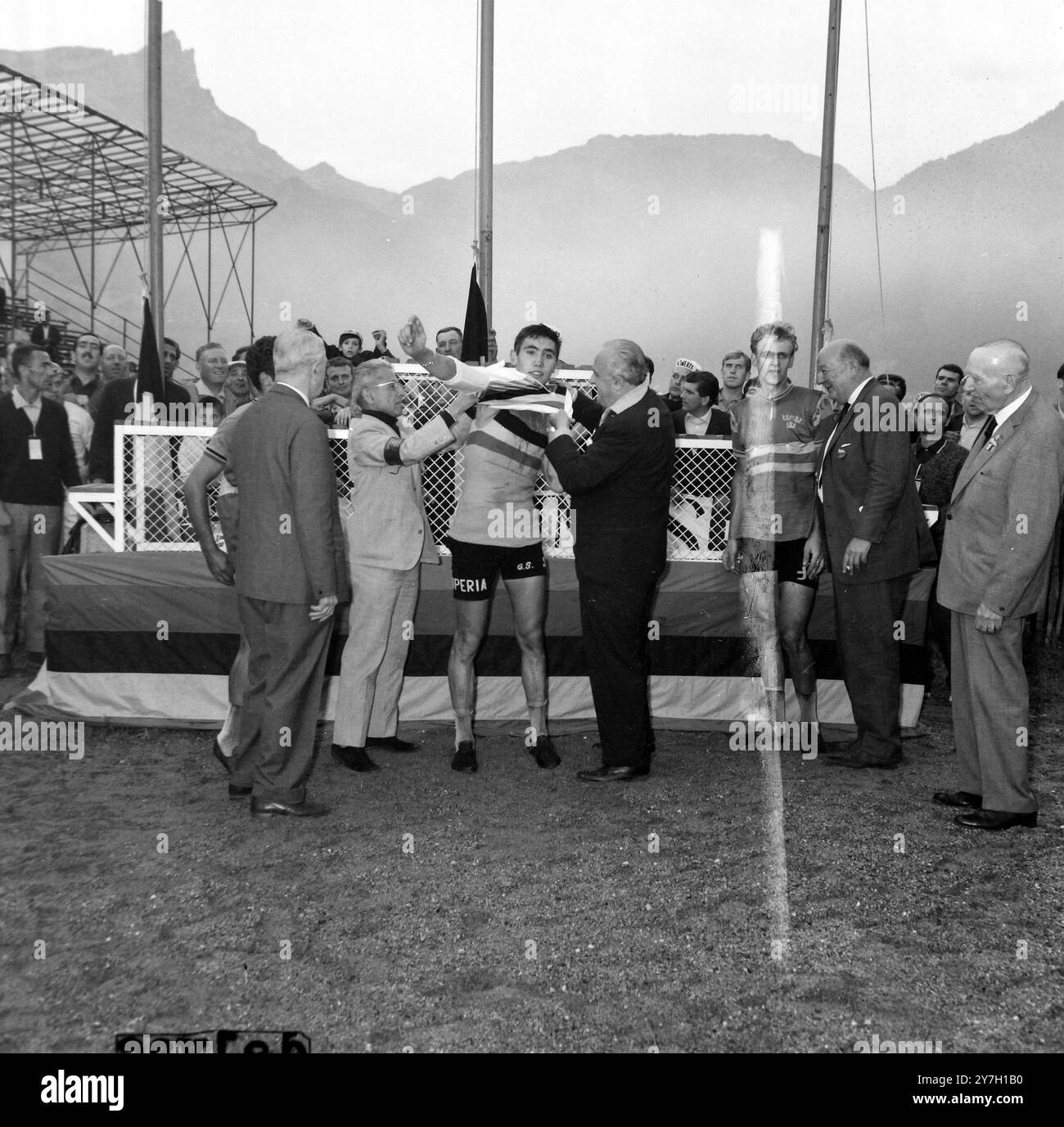 EDDY MERCKX AND RODONI AMEDEO AT AMATEUR ROAD RACE CHAMPIONSHIPS IN SALLANCHES, FRANCE /  ;  7 SEPTEMBER 1964 Stock Photo