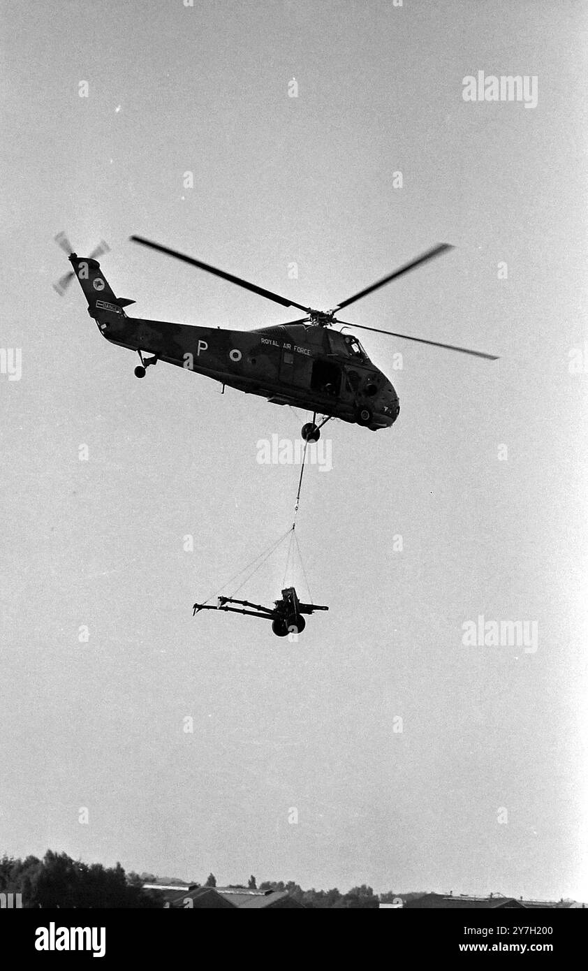 Photo Vintage Hélicoptère RAF – Sauvetage En Montagne Scotland – 1970 – Tirage Presse