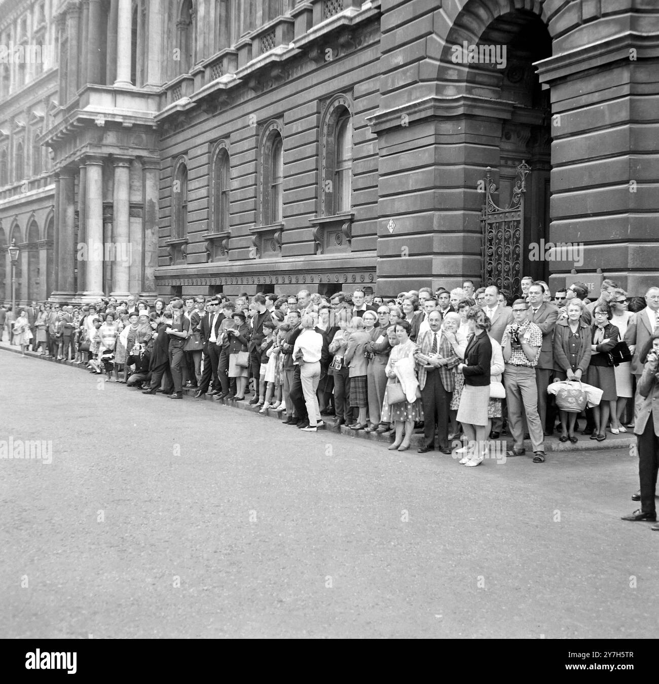 CROWDS IN DOWNING STREET OVER CYPRUS CRISIS DISCUSSIONS IN LONDON  ;  10 AUGUST 1964 Stock Photo