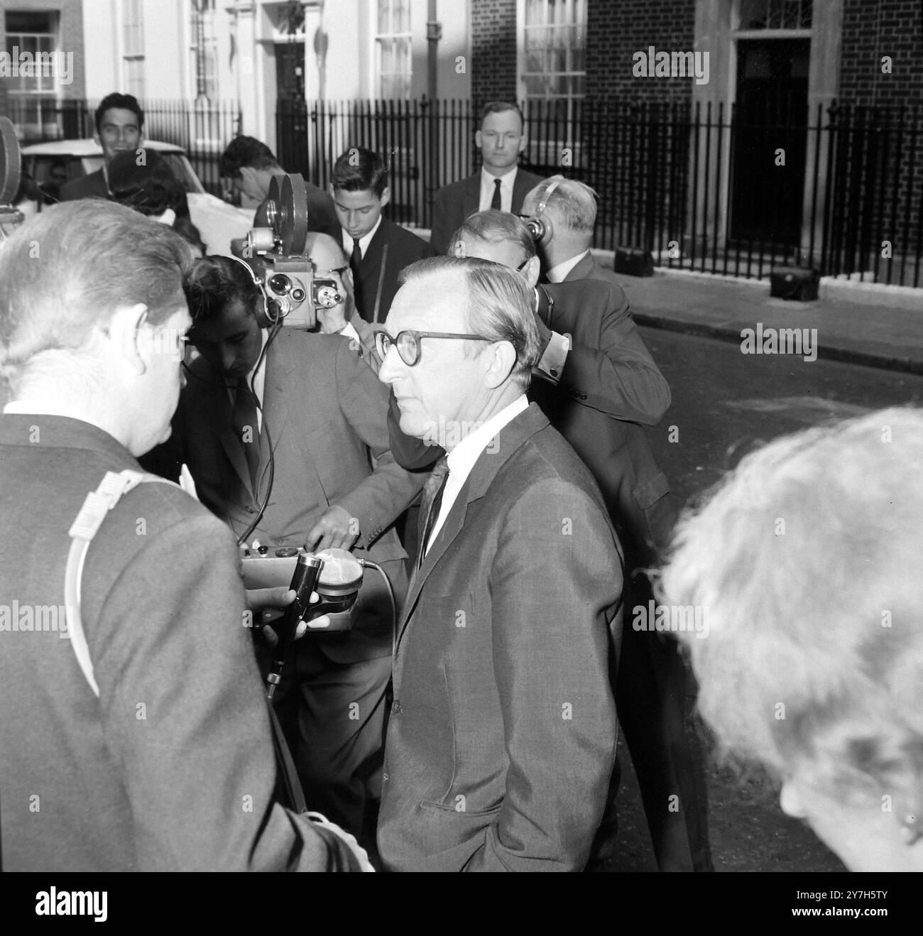 LORD CARRINGTON AT NO 10 DOWNING STREET RE CYPRUS CRISIS IN LONDON /  ;  10 AUGUST 1964 Stock Photo