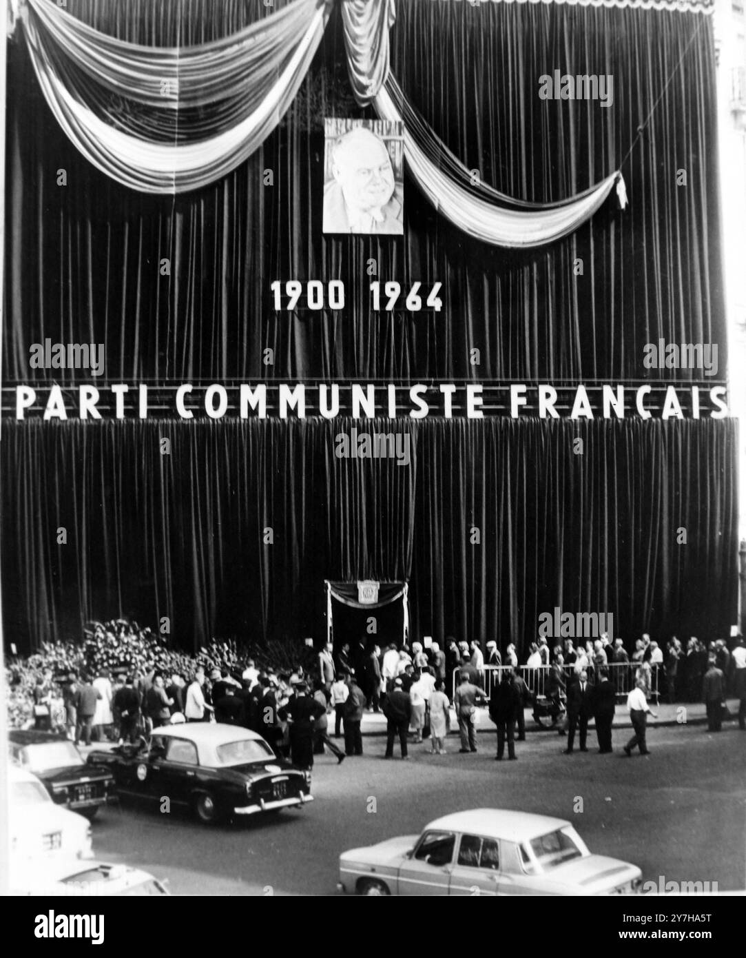 funeral-of-thorez-maurice-french-communist-hq-in-mourning-in-paris-16