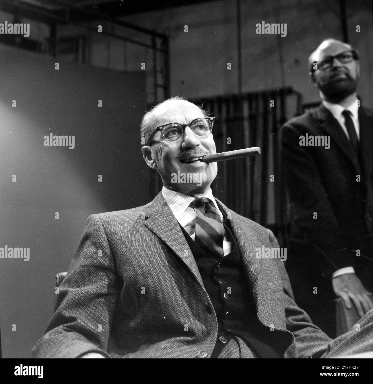 Photo of groucho marx hi-res stock photography and images - Alamy