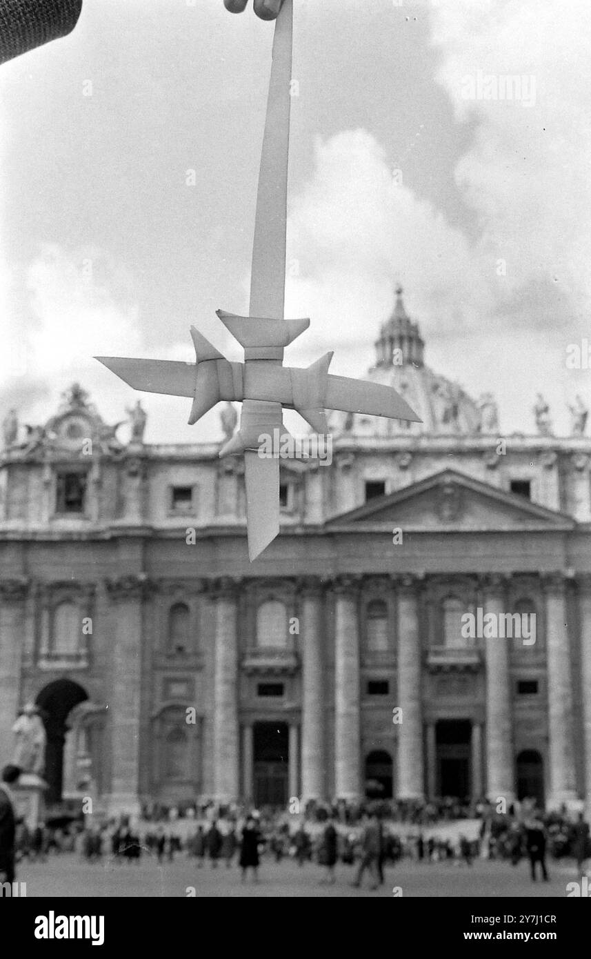 RELIGION PEOPLE BUYING CROSSES BEFORE MASS AT ST PETER'S BASILICA SQUARE IN ROME   ;  24 MARCH 1964 Stock Photo