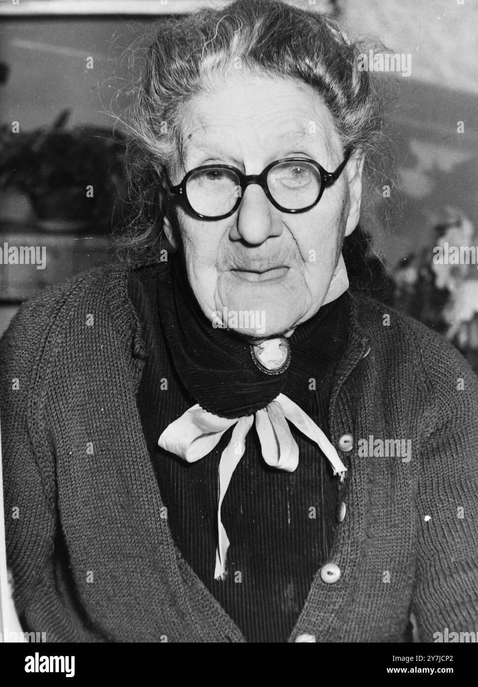 ADA ROE STILL RUNNING HER DAIRY AT 106 YEARS OLD IN LOWESTOFT, SUFFOLK ...