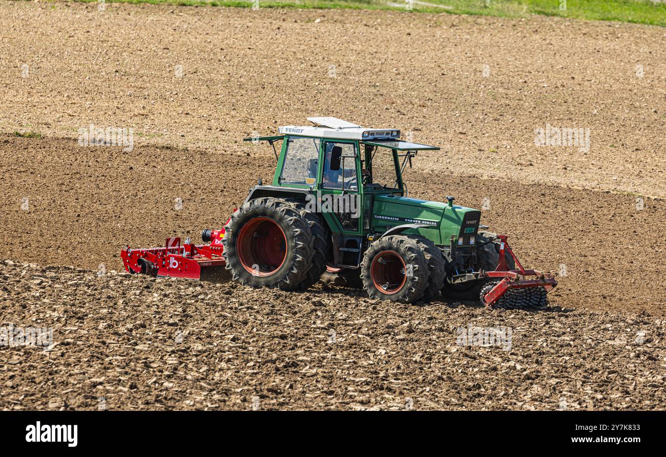 Oberembrach, Switzerland, 27th Jul 2023: A farmer is busy working in the fields with his tractor. (Photo by Andreas Haas/dieBildmanufaktur) Stock Photo