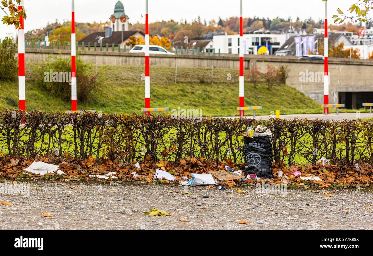 Abfall wurde statt im Abfallsack, einfach auf einem Parkplatz entsorgt. (Kloten, Schweiz, 11.11.2023) Stock Photo