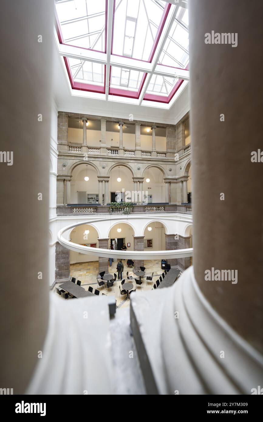 Multi storey atrium hi-res stock photography and images - Alamy