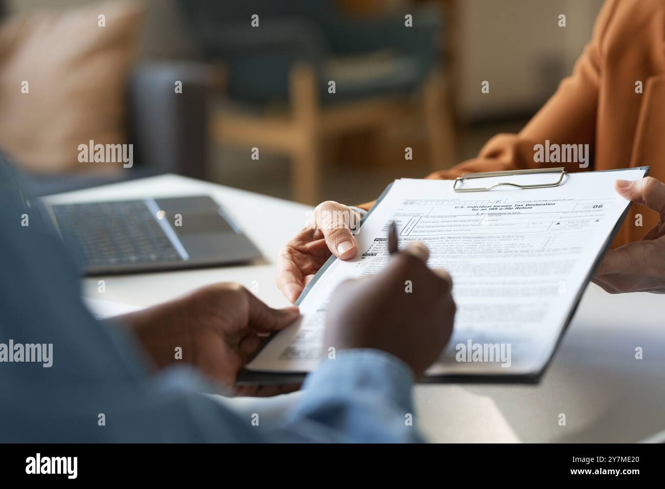 African hand signing legal document hi-res stock photography and images ...