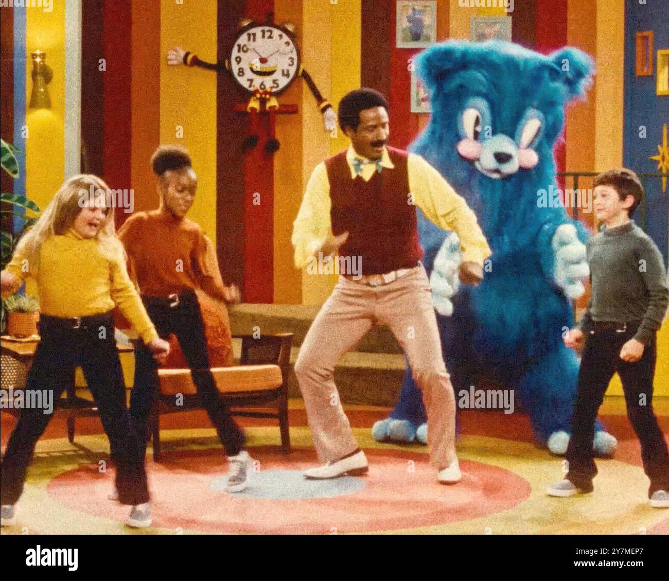 MR. CROCKET, Elvis Nolasco (center), 2024. © Hulu /Courtesy Everett