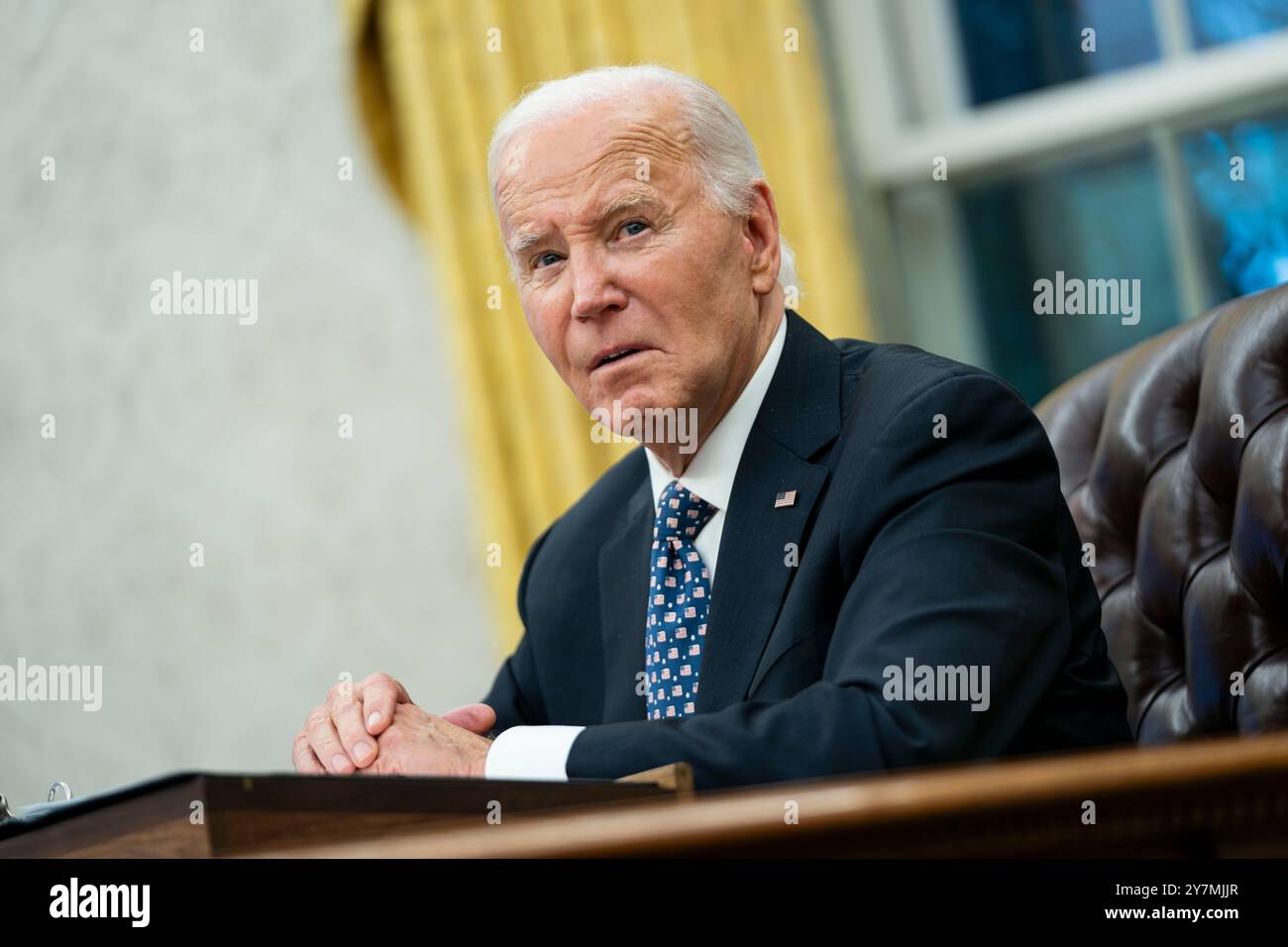 Washington, Vereinigte Staaten. 30th Sep, 2024. United States President Joe Biden speaks to the press pool after receiving a briefing from Governor Roy Cooper (Democrat of North Carolina) and Deanne Criswell, Administrator, Federal Emergency Management Agency (FEMA) on the latest operational updates from the impact of Hurricane Helene in the Oval Office at the White House in Washington, DC on Monday, September 30, 2024. Credit: Bonnie Cash/Pool via CNP/dpa/Alamy Live News Stock Photo