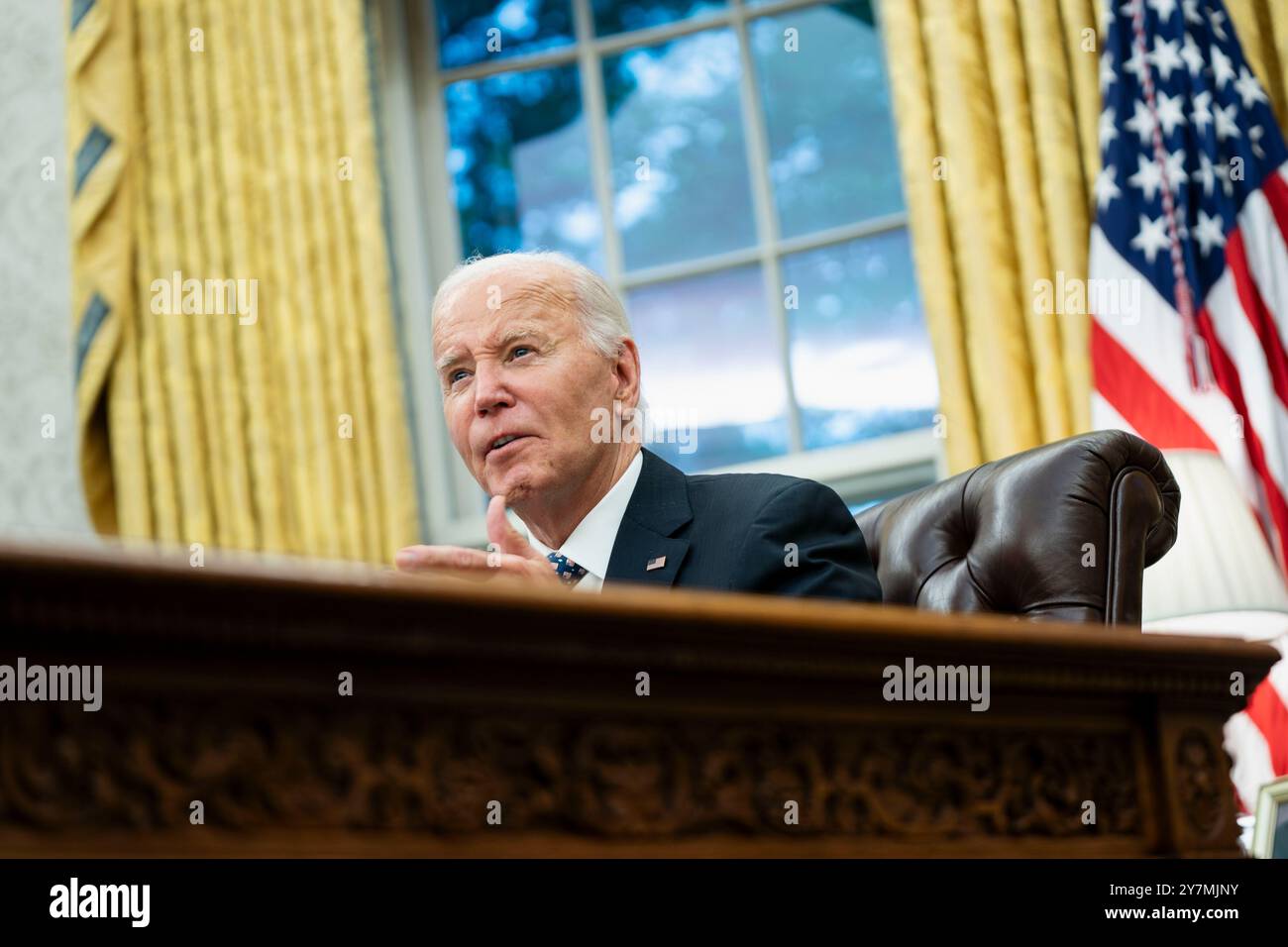 Washington, Vereinigte Staaten. 30th Sep, 2024. United States President Joe Biden speaks to the press pool after receiving a briefing from Governor Roy Cooper (Democrat of North Carolina) and Deanne Criswell, Administrator, Federal Emergency Management Agency (FEMA) on the latest operational updates from the impact of Hurricane Helene in the Oval Office at the White House in Washington, DC on Monday, September 30, 2024. Credit: Bonnie Cash/Pool via CNP/dpa/Alamy Live News Stock Photo