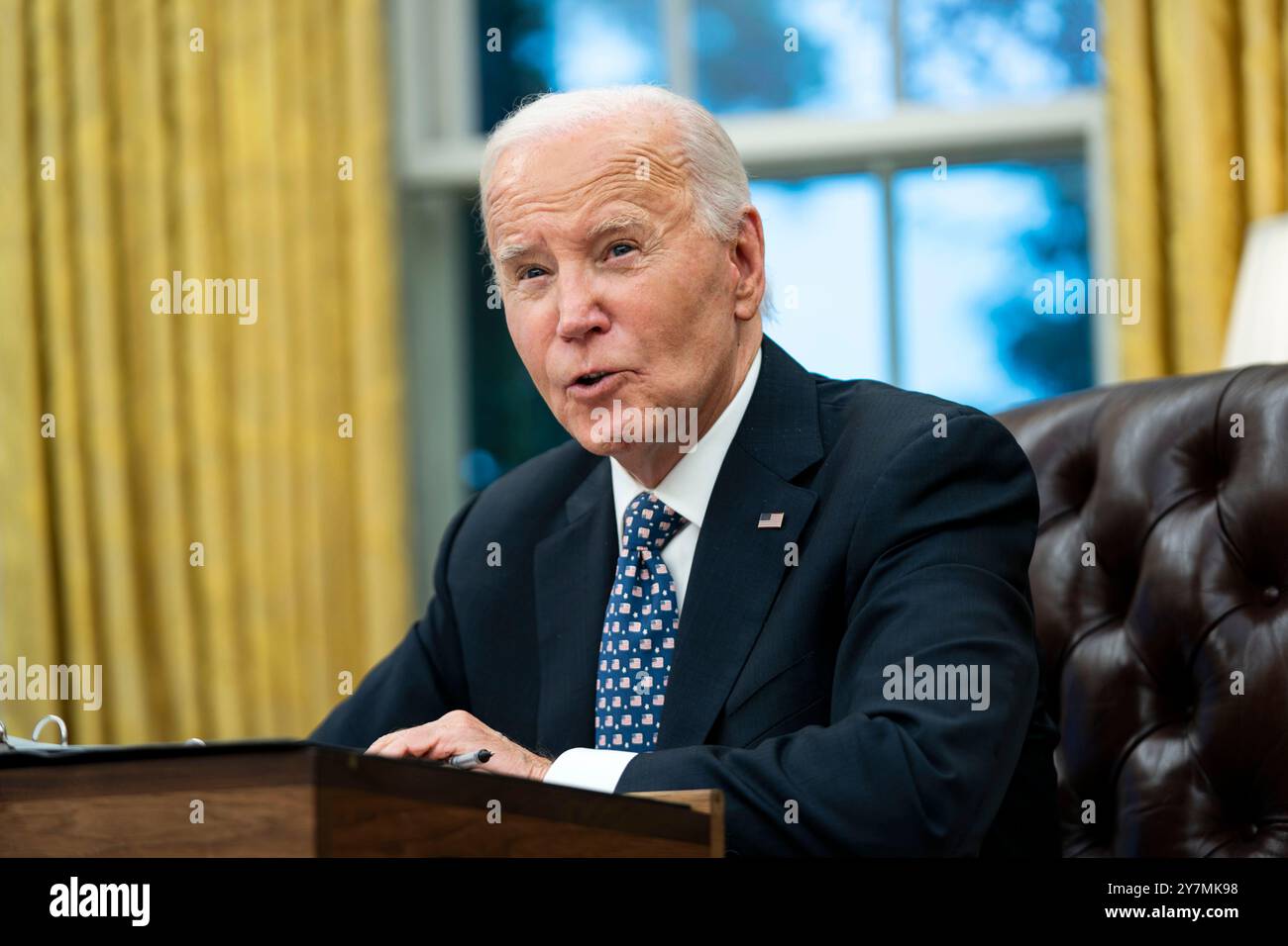 Washington, Vereinigte Staaten. 30th Sep, 2024. United States President Joe Biden speaks to the press pool after receiving a briefing from Governor Roy Cooper (Democrat of North Carolina) and Deanne Criswell, Administrator, Federal Emergency Management Agency (FEMA) on the latest operational updates from the impact of Hurricane Helene in the Oval Office at the White House in Washington, DC on Monday, September 30, 2024. Credit: Bonnie Cash/Pool via CNP/dpa/Alamy Live News Stock Photo