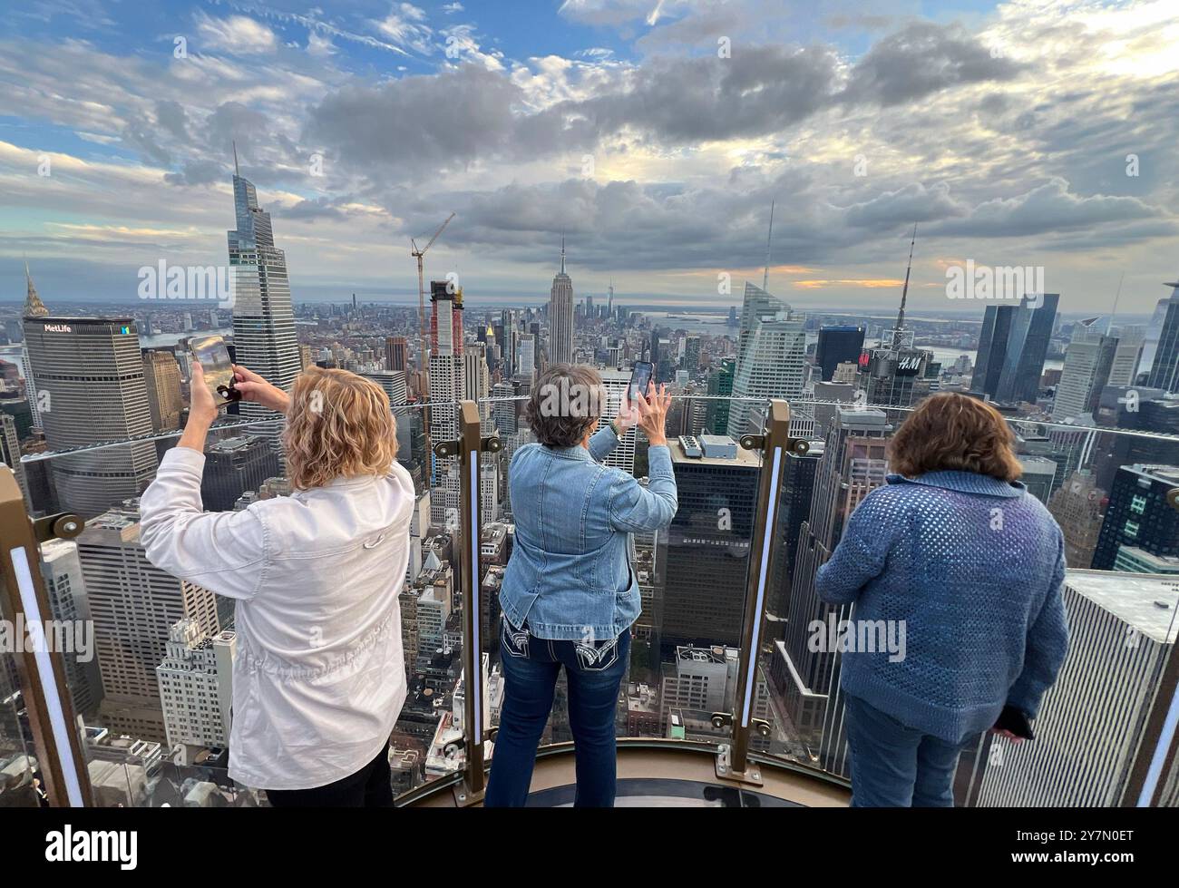 1148 Feet From Rockefeller Center Reference: Skylift Top Of The Rock Hi Res Stock Photography And