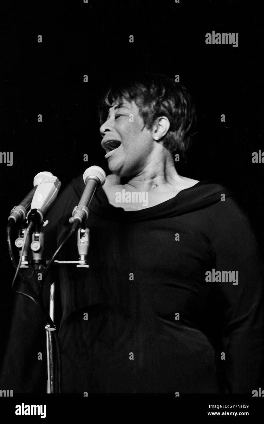 Ella Fitzgerald, amerikanische Jazz Sängerin, bei ihrem Auftrtt im Friedrichstadt-Palast in Ost-Berlin, DDR 1967. Stock Photo