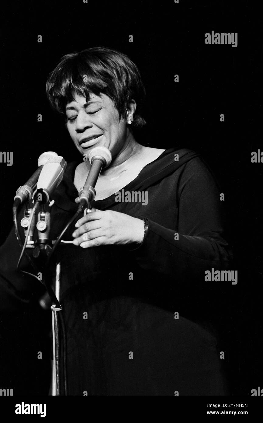Ella Fitzgerald, amerikanische Jazz Sängerin, bei ihrem Auftrtt im Friedrichstadt-Palast in Ost-Berlin, DDR 1967. Stock Photo