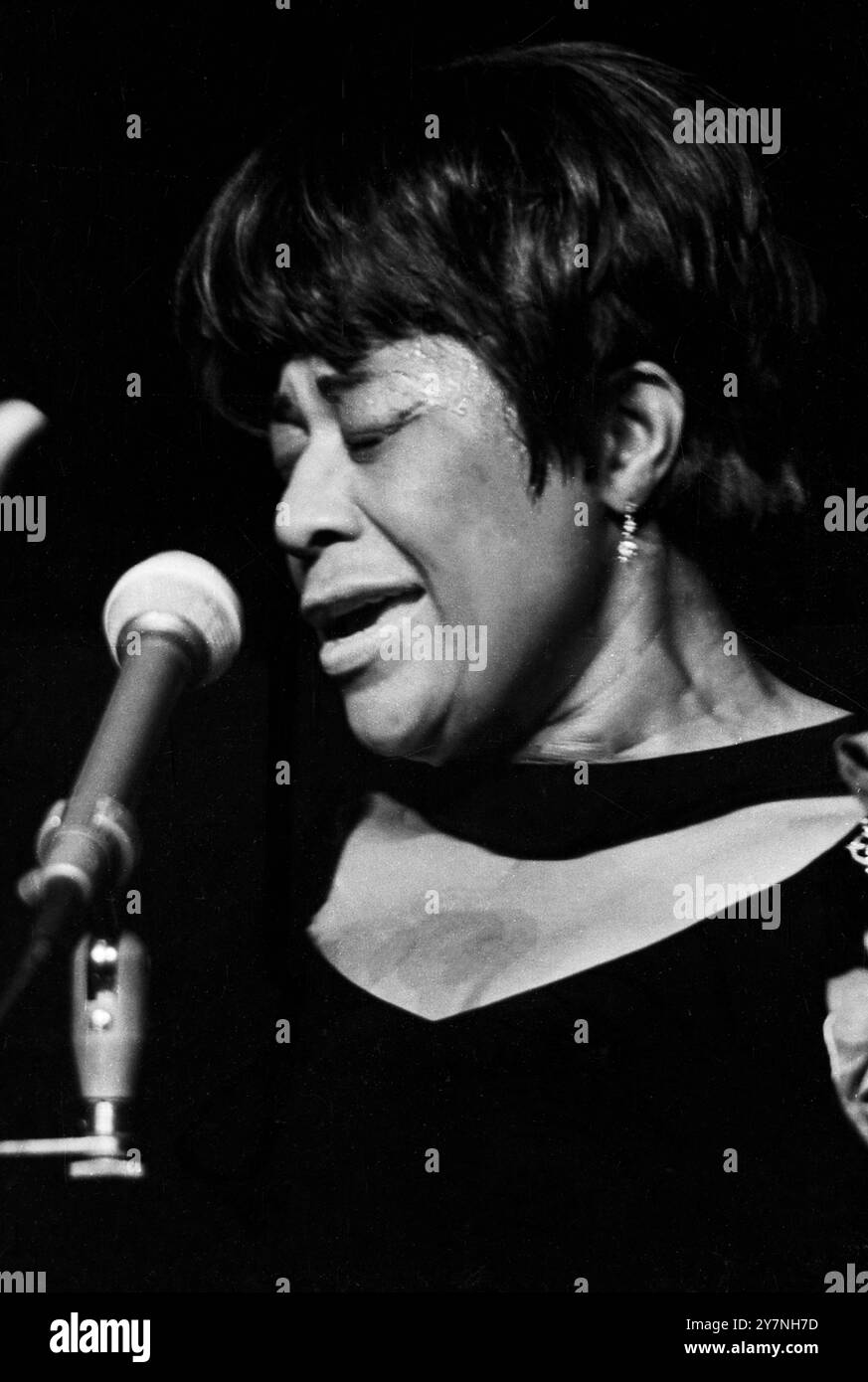 Ella Fitzgerald, amerikanische Jazz Sängerin, bei ihrem Auftrtt im Friedrichstadt-Palast in Ost-Berlin, DDR 1967. Stock Photo