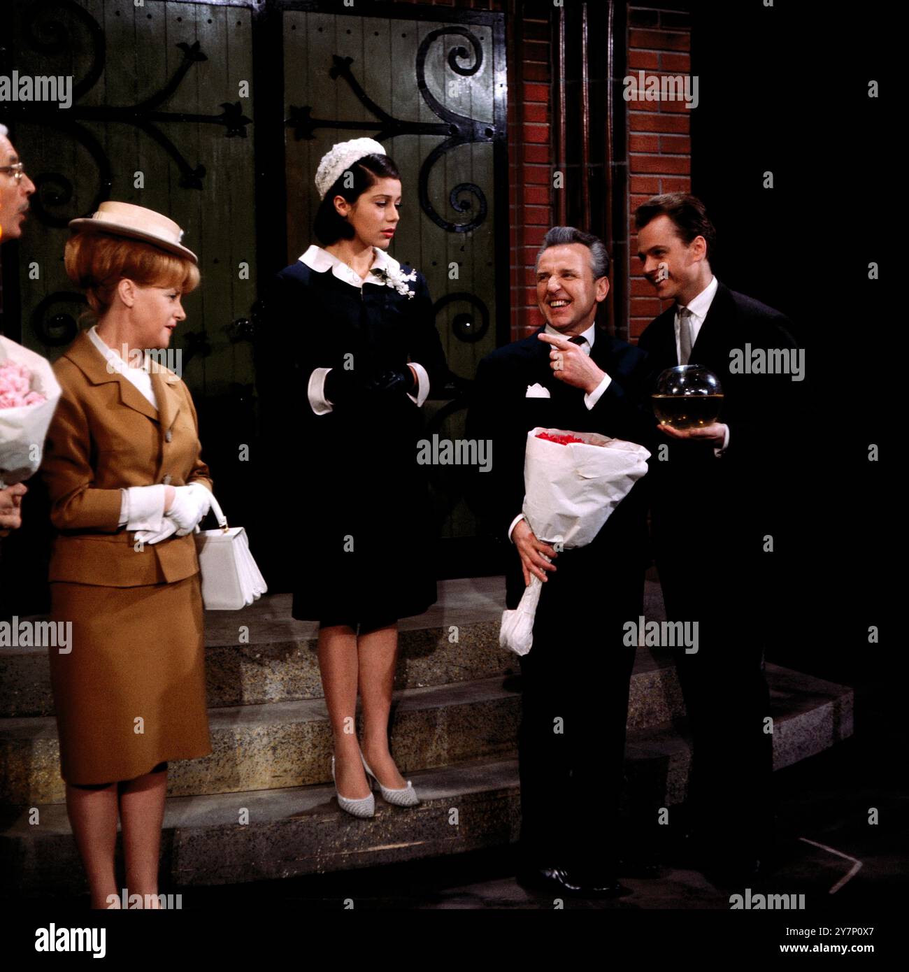 Vater einer Tochter, deutscher Spielfilm von 1966, Regie: Wolfgang Spier, Herbert Junkers, Szene vor Standesamt:  Friedrich Schoenfelder, Lilo Hartmann (?), Hannelore Elsner, Georg Thomalla, Jürgen Wölffer Stock Photo