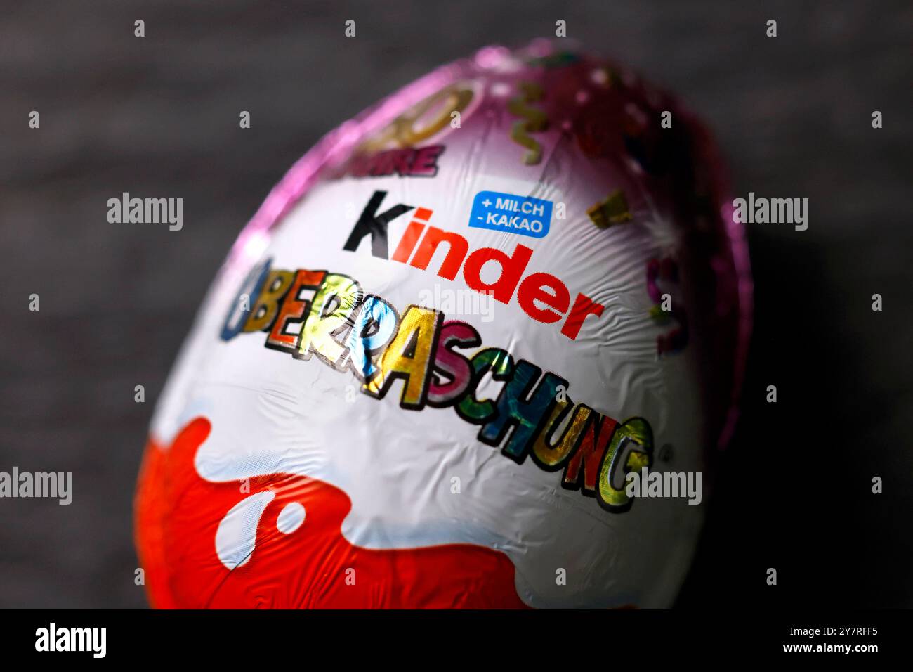 Überraschungseier Kinder Überraschung liegen auf einem Tisch. Kinder Überraschung ist ein Produkt der italienischen Firma Ferrero. Weitere Bezeichnungen sind in Deutschland die allgemeine Bezeichnung Überraschungsei kurz: Ü-Ei. Das Ü-Ei wird 2024 50 Jahre alt. Themenbild, Symbolbild Köln, 01.10.2024 NRW Deutschland *** Surprise eggs Kinder Überraschung lie on a table Kinder Überraschung is a product of the Italian company Ferrero Other designations in Germany are the general term Überraschungsei surprise egg for short Ü Ei The Ü Ei will be 50 years old in 2024 Themed image, symbolic image Colo Stock Photo