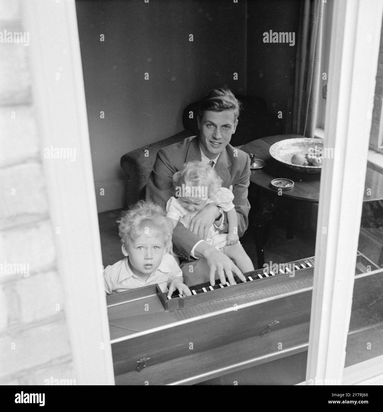 david-attenborough-at-home-in-richmond-photographs-by-george-douglas