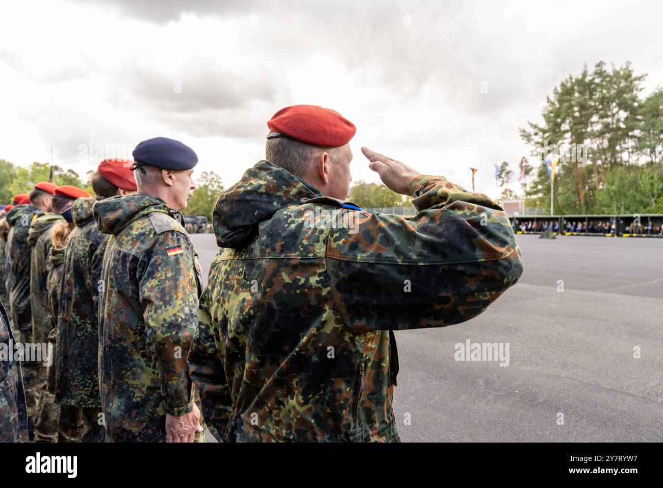 Volkach, Bavaria, Germany - October 1, 2024: Roll call of the German Armed Forces at the Mainfranken barracks in Volkach for the change of command of the logistics battalions 461, 467, 471 and 472 under the logistics regiment 4. Commander of the logistics regiment Colonel Matthias Kampf salutes *** Appel der Deutschen Bundeswehr in der Mainfranken-Kaserne in Volkach zum Unterstellungswechsel der Logistikbataillone 461, 467, 471 und 472 unter das Logistikregiment 4. Kommandeur des Logistikregiments Oberst Matthias Kampf Salutiert Stock Photo