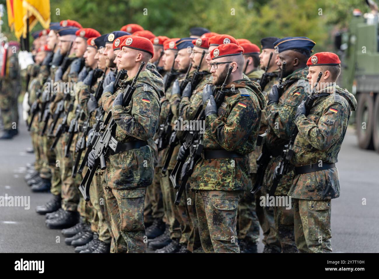 Volkach, Bavaria, Germany - October 1, 2024: Roll call of the German Armed Forces at the Mainfranken barracks in Volkach for the change of command of the logistics battalions 461, 467, 471 and 472 under the logistics regiment 4. A group of Bundeswehr soldiers in camouflage uniform and with red berets stand with rifles at the ready during the ceremony *** Appel der Deutschen Bundeswehr in der Mainfranken-Kaserne in Volkach zum Unterstellungswechsel der Logistikbataillone 461, 467, 471 und 472 unter das Logistikregiment 4. Eine Gruppe von Bundeswehrsoldaten in Tarnuniform und mit roten Baretten Stock Photo