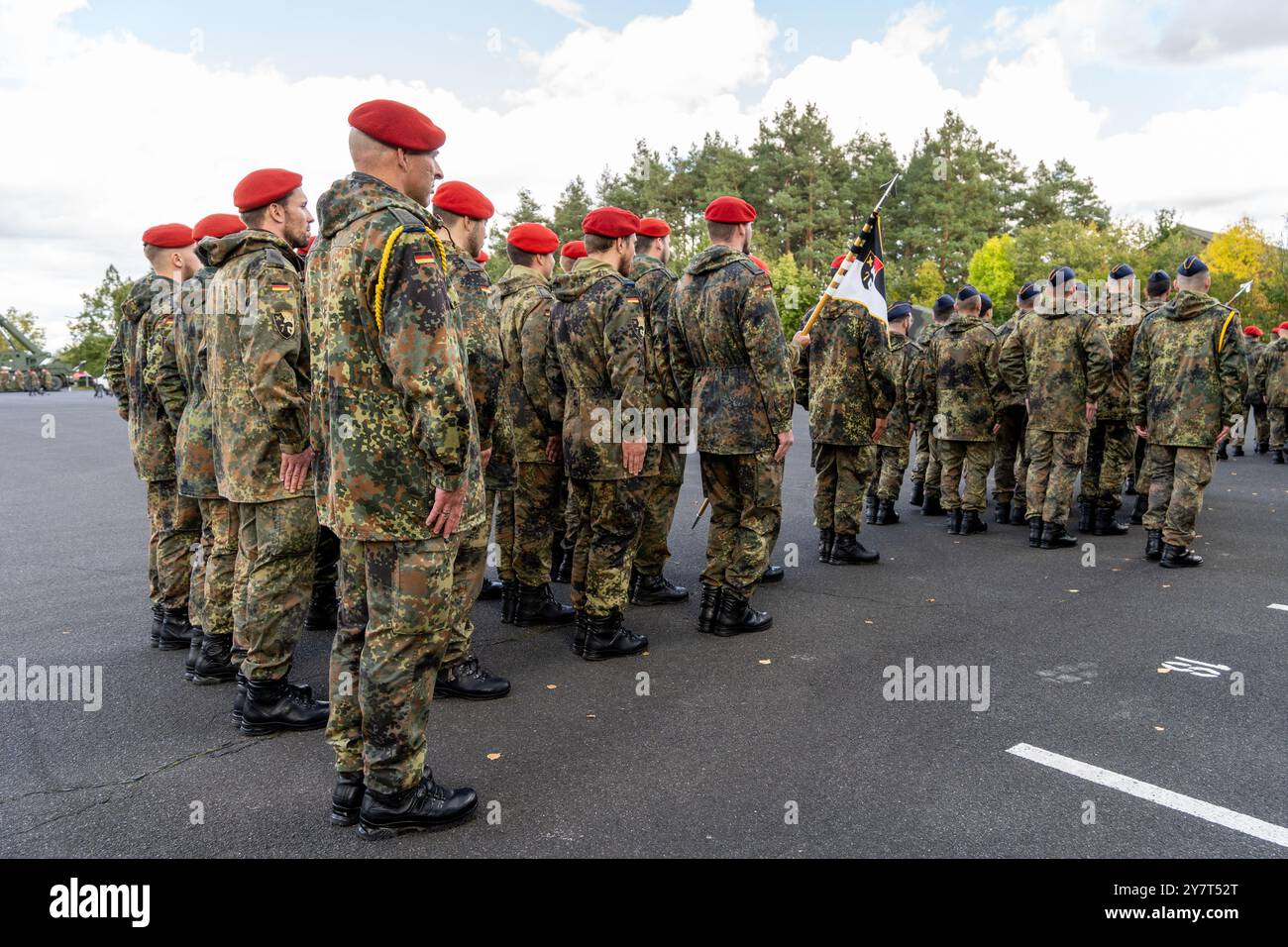 Volkach, Bavaria, Germany - October 1, 2024: Roll call of the German Armed Forces in the Mainfranken barracks in Volkach for the change of command of the logistics battalions 461, 467, 471 and 472 under the logistics regiment 4. Celebrations of the event *** Appel der Deutschen Bundeswehr in der Mainfranken-Kaserne in Volkach zum Unterstellungswechsel der Logistikbataillone 461, 467, 471 und 472 unter das Logistikregiment 4. Feierlichtkeiten der Versanstaltung Stock Photo