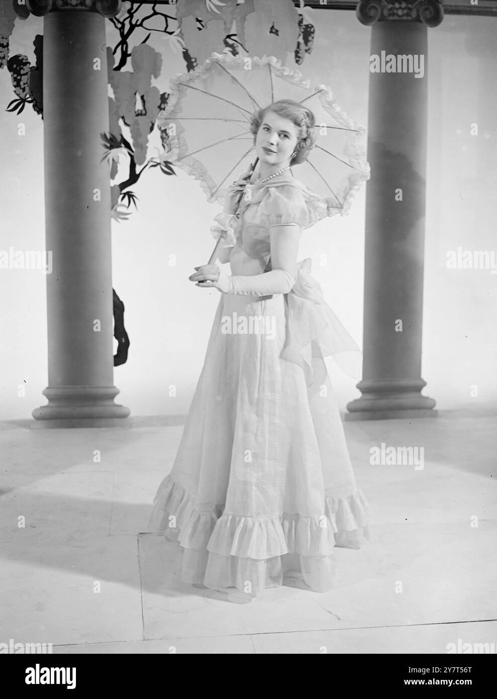 London selfridges 1940s Black and White Stock Photos & Images - Alamy