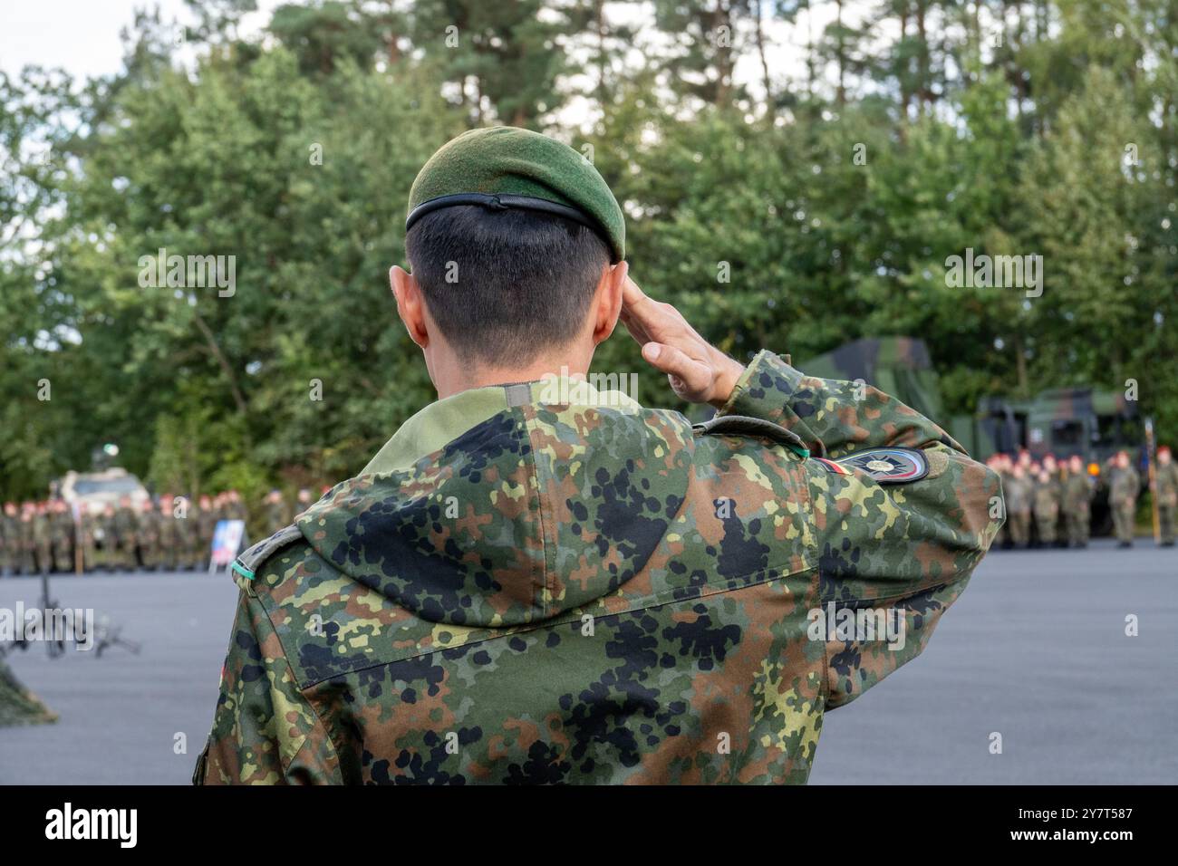 Volkach, Bavaria, Germany - October 1, 2024: Roll call of the German Armed Forces at the Mainfranken barracks in Volkach for the change of command of the logistics battalions 461, 467, 471 and 472 under the logistics regiment 4. Soldiers in camouflage uniform salute during the ceremony *** Appel der Deutschen Bundeswehr in der Mainfranken-Kaserne in Volkach zum Unterstellungswechsel der Logistikbataillone 461, 467, 471 und 472 unter das Logistikregiment 4. Soldaten in Tarnuniform Salutieren während der Zeremonie Stock Photo