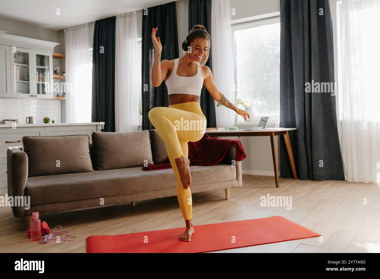 Woman dancing club full length hi-res stock photography and images - Alamy