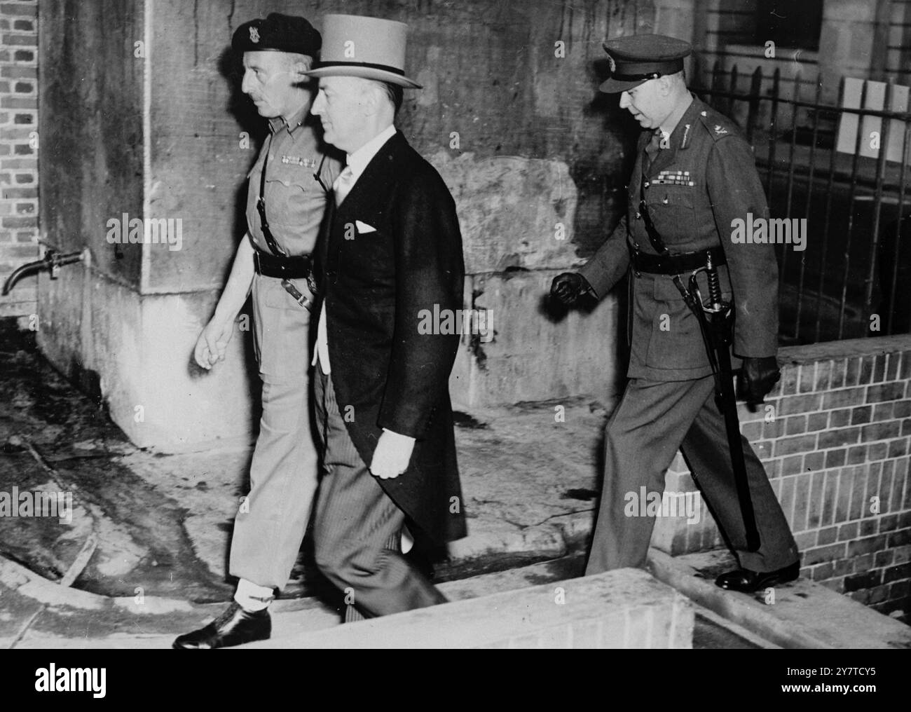 AFTER THE INSPECTION OF THE 40 COMMANDO IN HONG KONG Spectators crowded ...