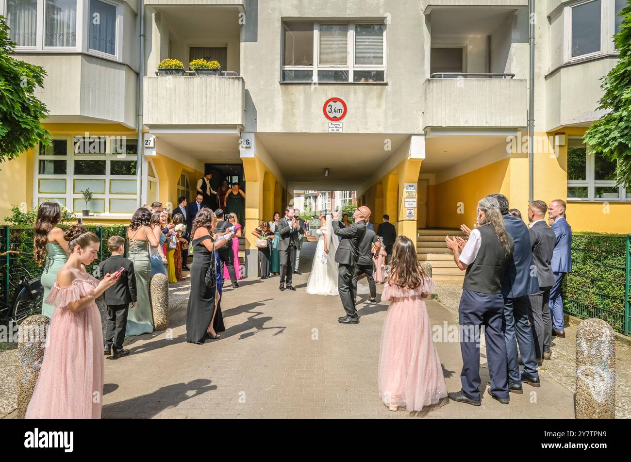 Turkish wedding, celebration on the street, Kreuzberg, Friedrichshain ...