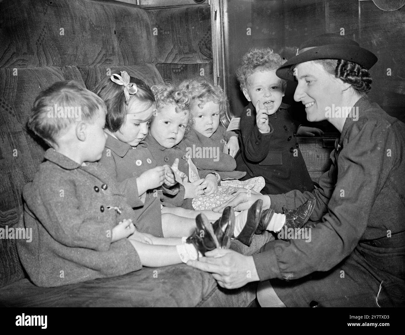 Children evacuation london wwii hi-res stock photography and images - Alamy