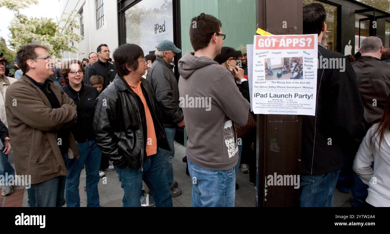 Palo Alto, California - April 3, 2010   Hundreds of people wait in outside Apple Store on University Avenue in Palo Alt0 , to buy the new iPad. Robert Scoble started waiting line at 11AM on Friday, April 2, 2010 to be the first in Palo Alto to own a new IPad. Stock Photo