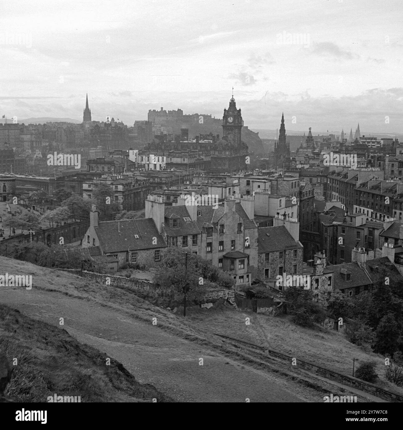 Edinburgh , Scotland - 1950A view from Calton Hill across the city towards Edinburgh Castle Stock Photo