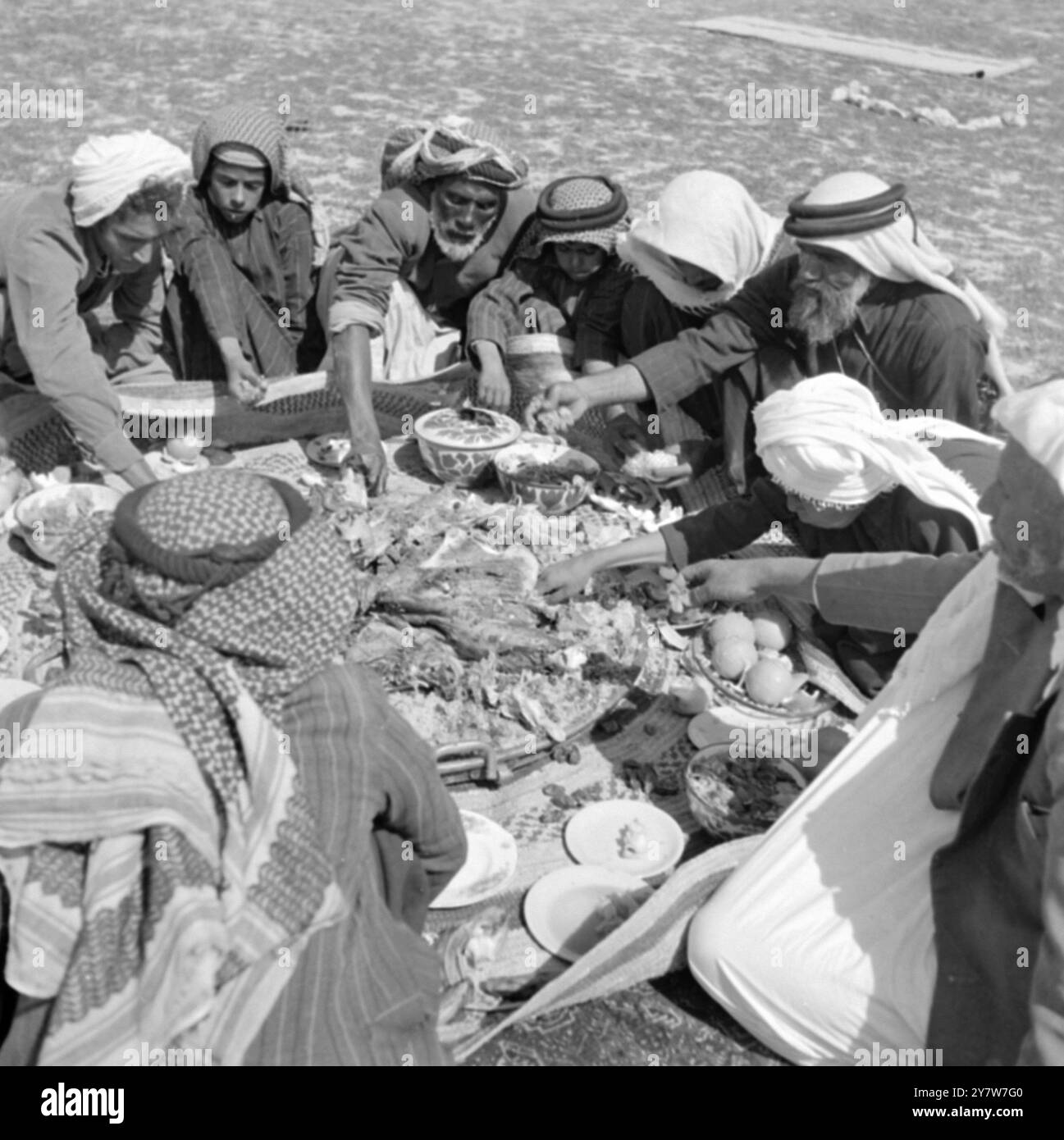 qatar-1954-an-arab-family-at-meal-time-in-the-desert-they-sit-round