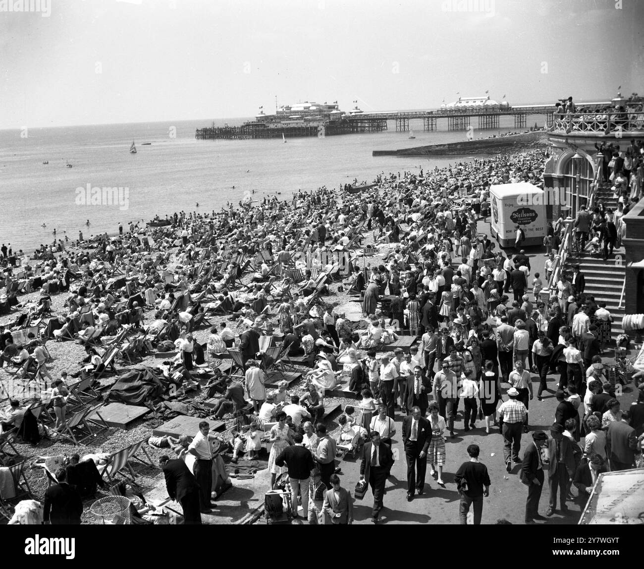 1960s crowded beach scene hi-res stock photography and images - Alamy