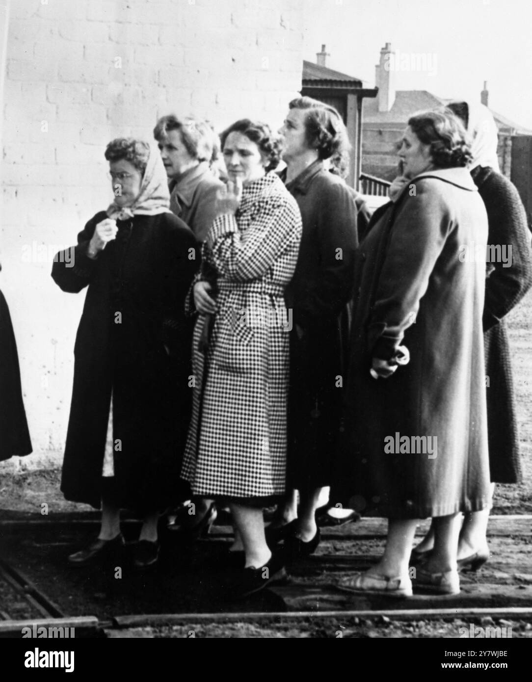 Auchengeich Colliery , Lanarkshire , Scotland . Women anxiously await news at the colliery pithead . Forty miners are still trapped underground.  18th September 1959 Stock Photo