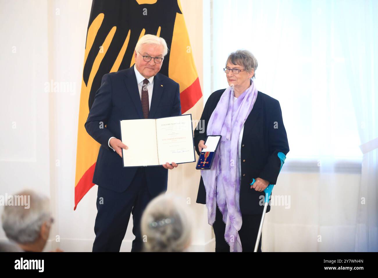 Ordensverleihung zum Tag der Deutschen Einheit Berlin, 01.10.2024 Bundespräsident Frank-Walter Steinmeier zeichnet am 1. Oktober in Schloss Bellevue 28 Bürgerinnen und Bürger zum Tag der Deutschen Einheit mit dem Verdienstorden der Bundesrepublik Deutschland aus. Waltraud Thiele, Halle Saale/Sachsen-Anhalt Bereits mit Beginn ihres Lebens hat Waltraud Thiele die Willkür und Unmenschlichkeit des SED-Regimes erfahren müssen. Sie wurde 1948 als Tochter einer politischen Gefangenen im Zuchthaus Roter Ochse in Halle geboren, von ihrer Mutter getrennt und ein Jahr später in ein Kinderheim gebracht. D Stock Photo