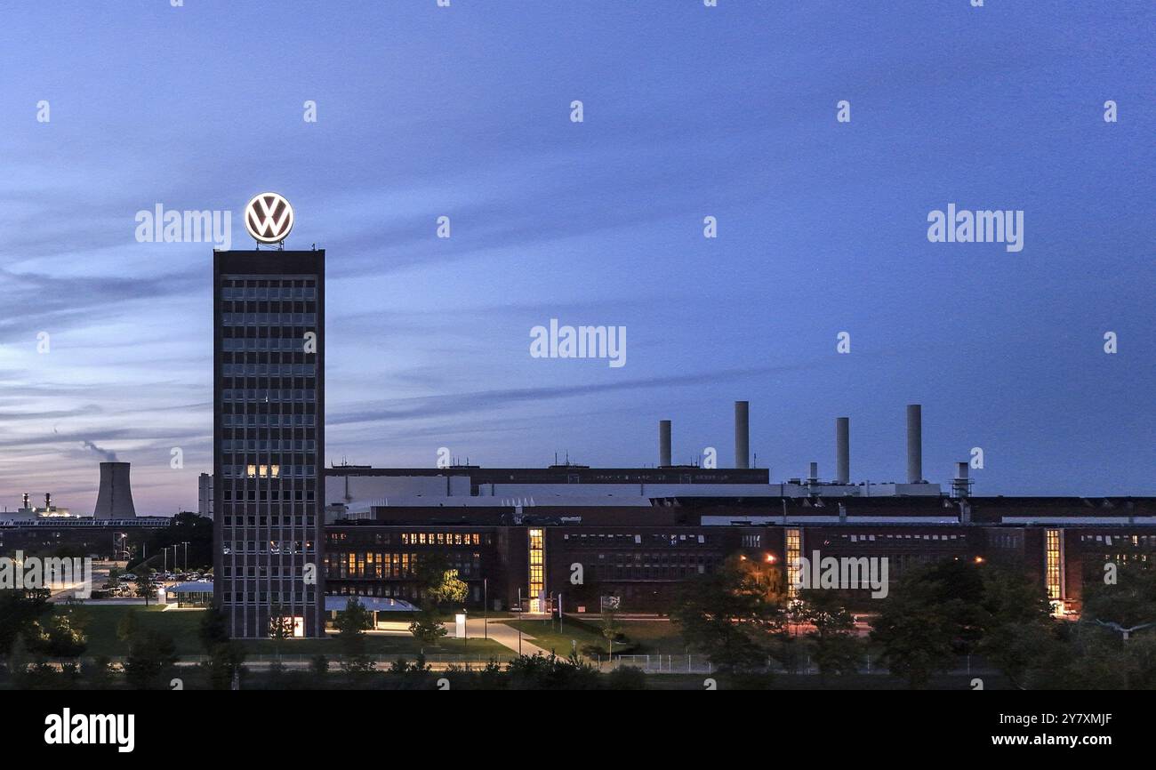 VW logo on the brand tower at the Group headquarters in Wolfsburg, 29/09/2024. The Volkswagen Group has announced cost-cutting measures for its German Stock Photo